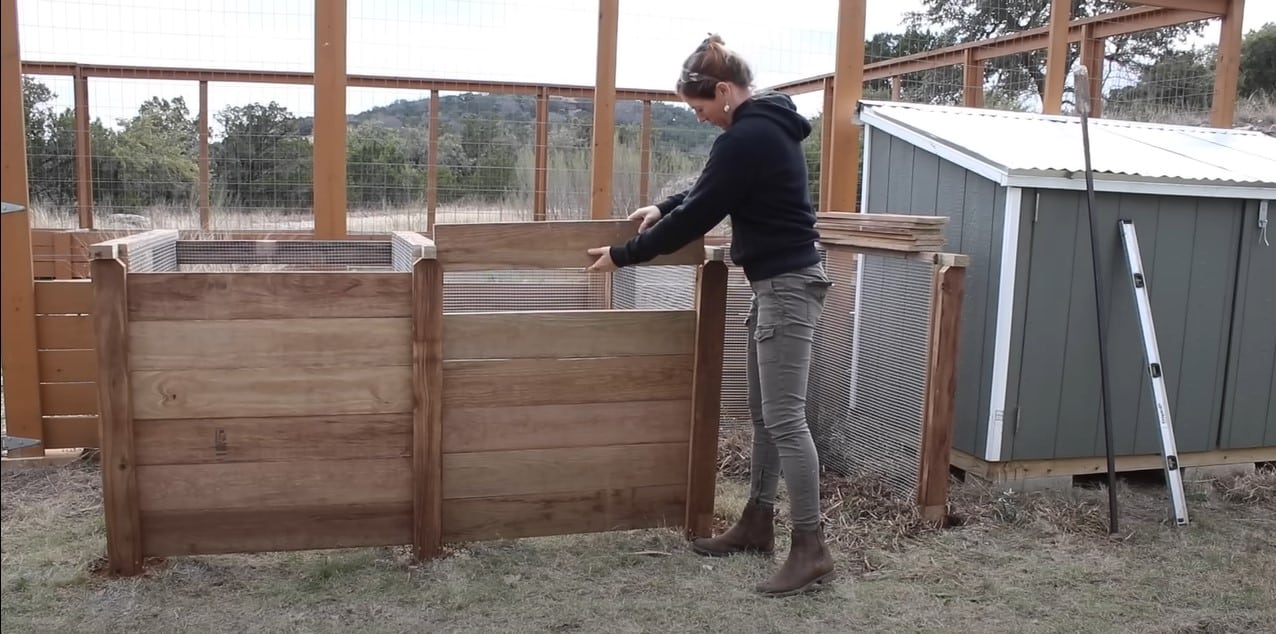 Cómo construir un contenedor de compost paso 8